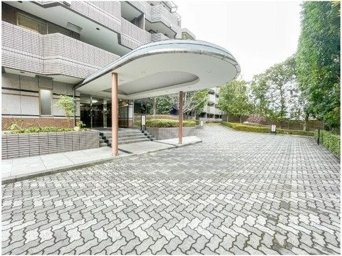 都市の建物の入口と駐車場、屋根付きの屋根と歩道。