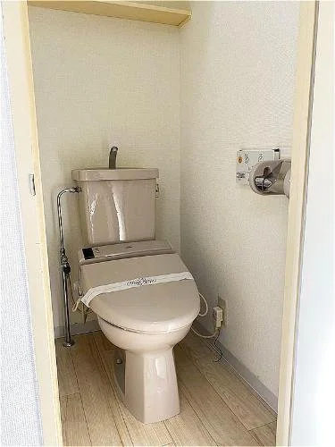 トイレと紙巻き器が設置された小さなトイレ空間