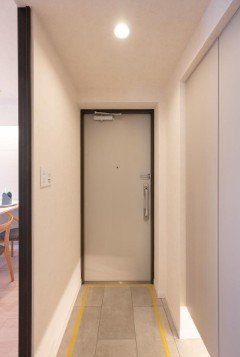 廊下のドアと照明、左右には壁と床が映っている