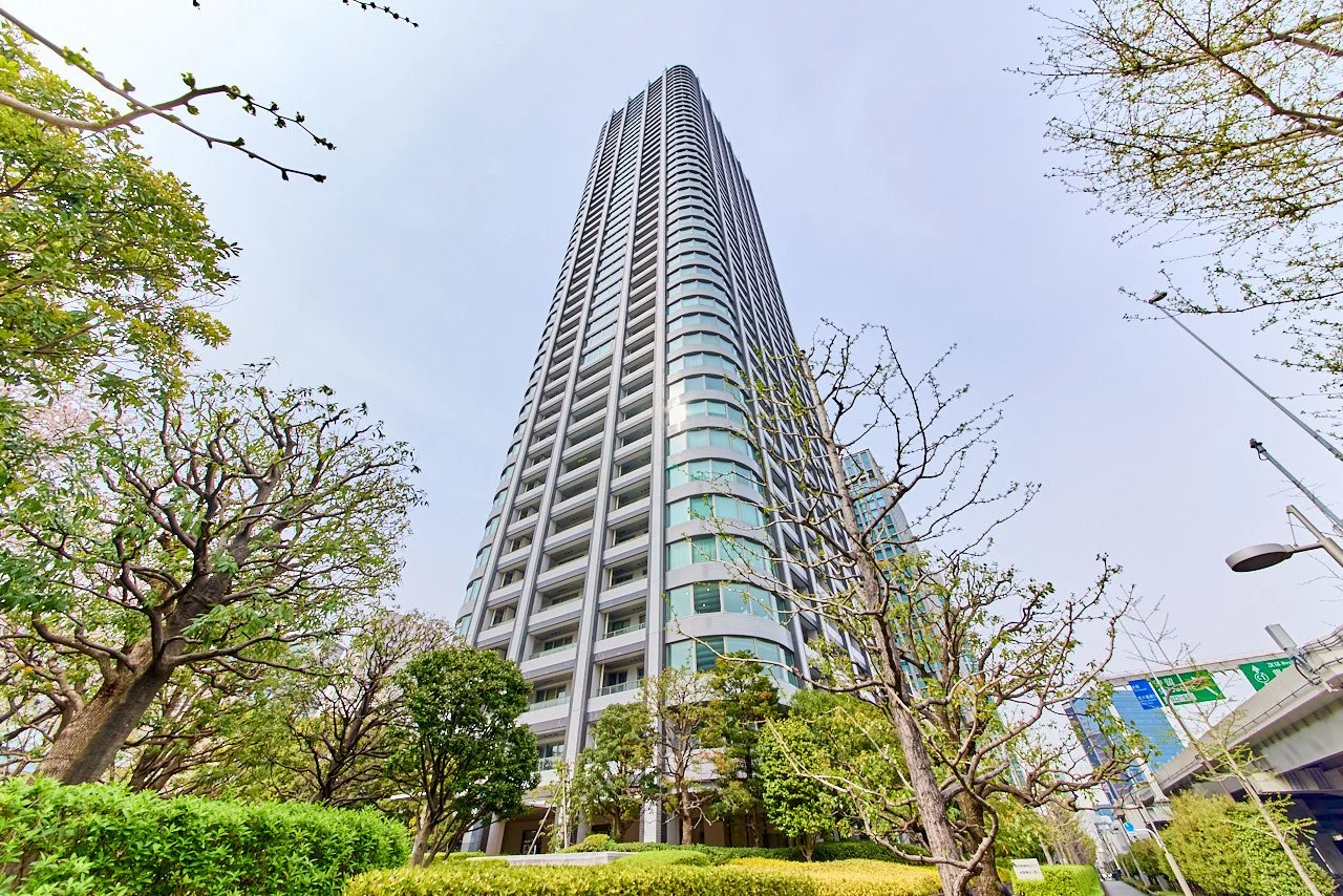 高層ビルと周囲の樹木が写っている風景