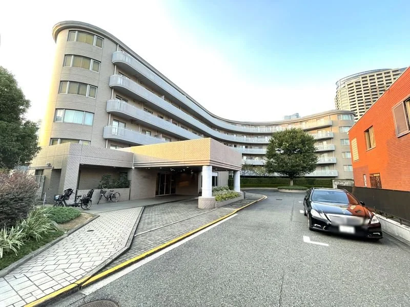 高層のアパートやマンションの建物と駐車場