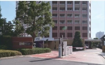 高層ビルの前の車寄せと駐車場