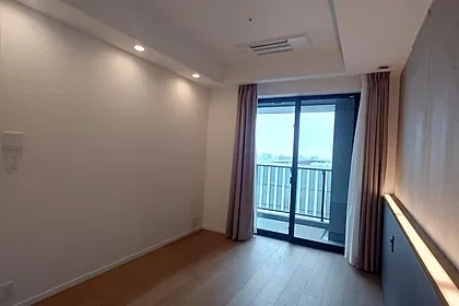 窓とカーテンがある空き部屋の室内画像