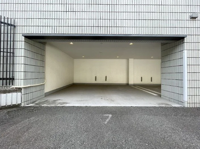 屋根付きの駐車場の入口、車の駐車スペース