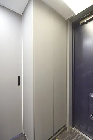 エレベーターの扉と壁。