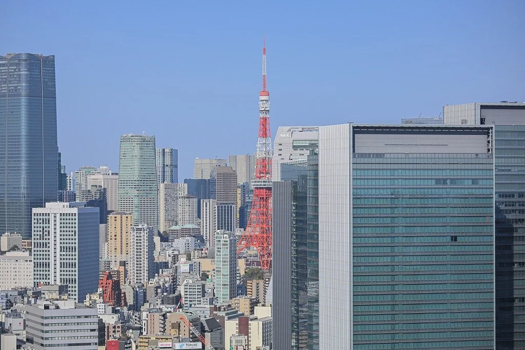 東京タワーと高層ビル群の都市景観