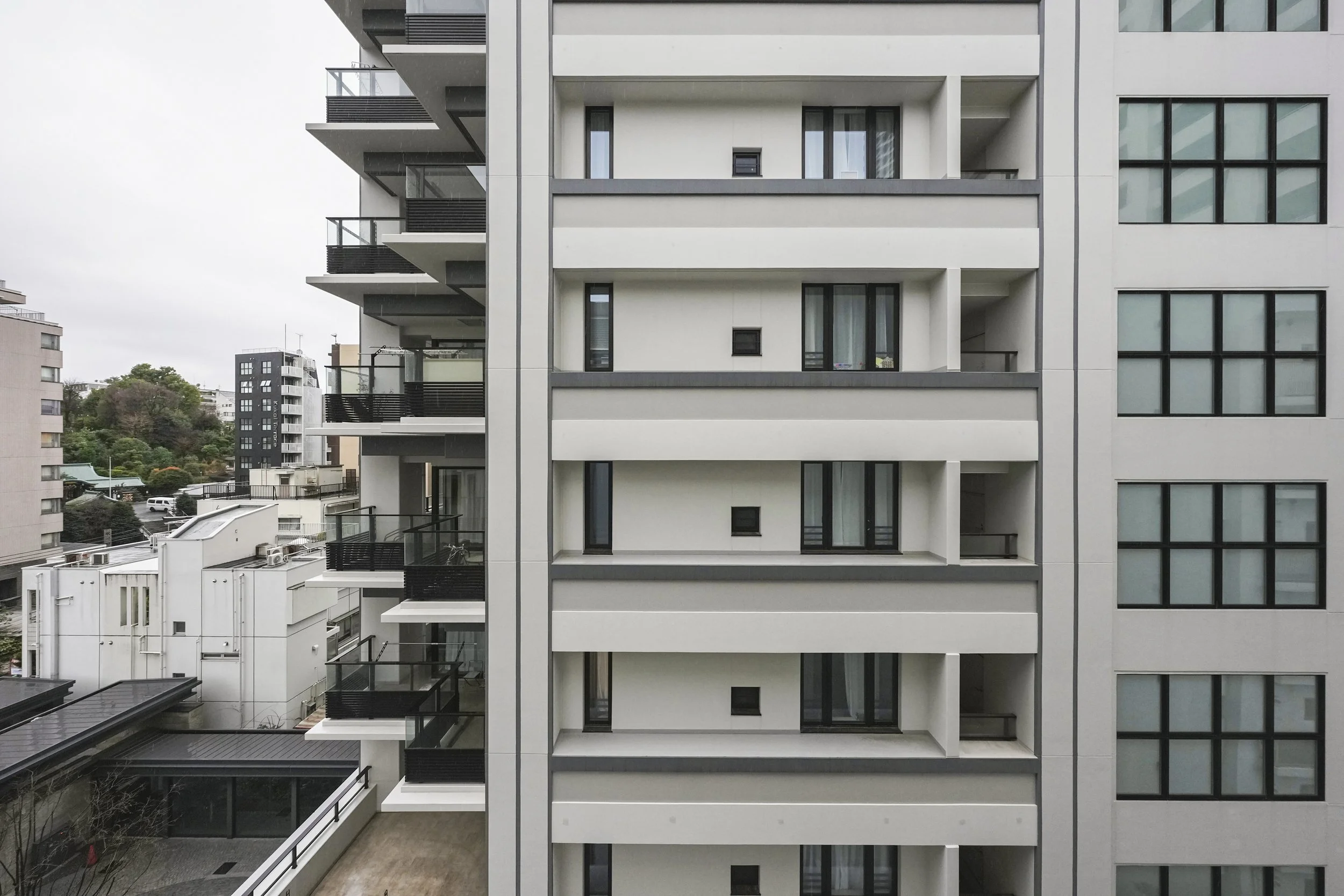高層マンションの外観と隣接する建物の景色