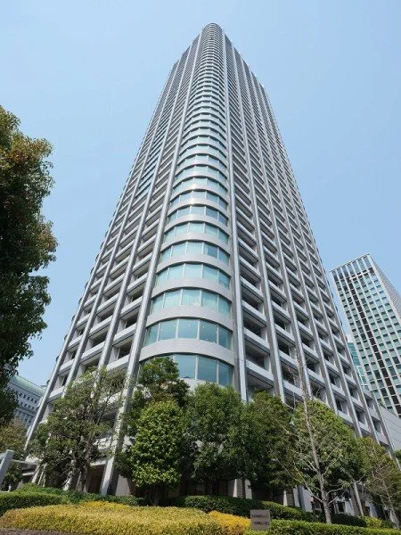 高層ビルの外観、ガラス窓とコンクリートの構造が特徴的な都市の風景