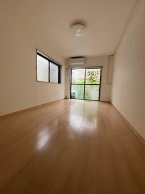 空の部屋で、木製の床と白い壁、窓とガラスのドアがある
