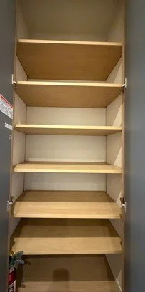 空の木製の棚が縦に並んでいる収納ラック
