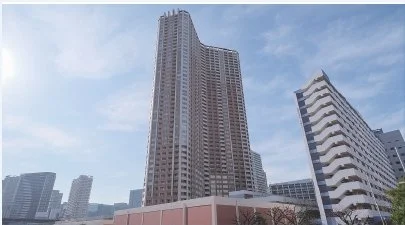 高層ビルと低層ビルが並ぶ都市の景色