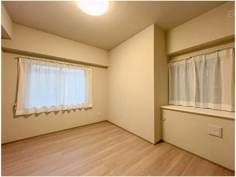 空の部屋、白い壁と木製の床、窓に白いカーテン