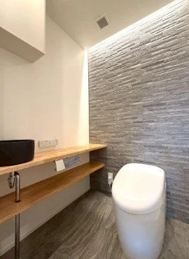 トイレと棚があるモダンなバスルームの interior.