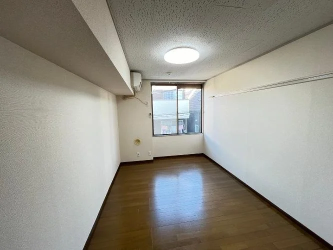 空っぽの部屋、木製の床、白い壁と天井、窓と天窓