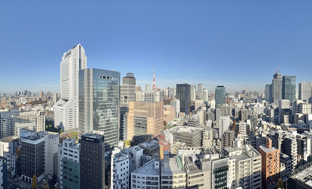東京の高層ビル群と青空