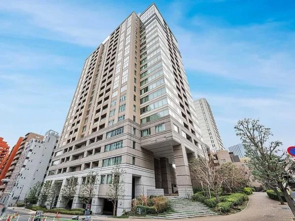 高層のビルの外観と部分的な街並み