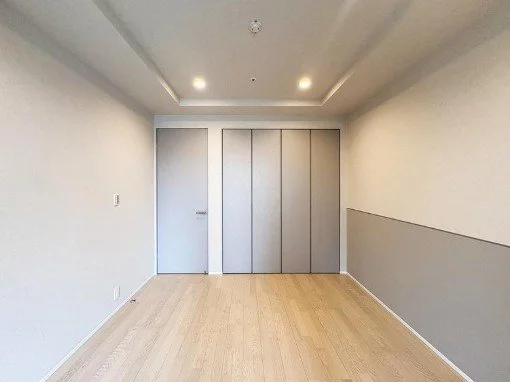 空っぽのシンプルな部屋、木製床、白い壁、クローゼットとドア