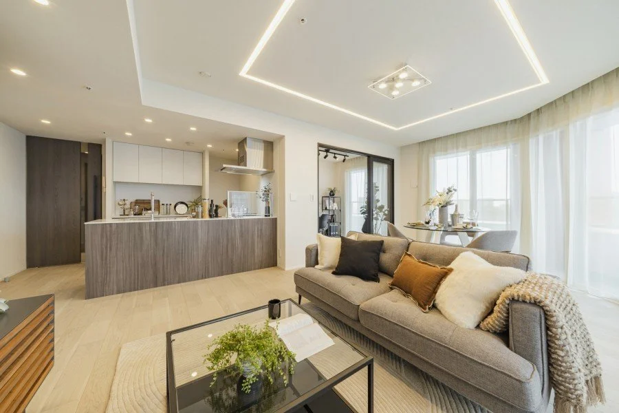 明るく広々としたリビングルームとキッチンの interior.