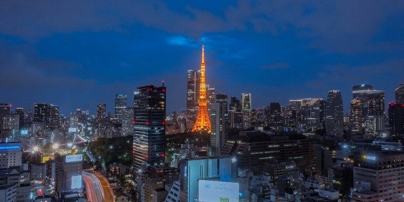 東京の夜景、東京タワーがライトアップされている