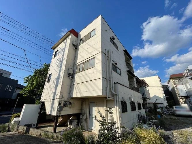 白い三階建ての建物と青い空