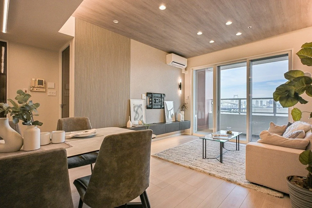 モダンなリビングルーム、ダイニングエリア、大きな窓から都市の景色。