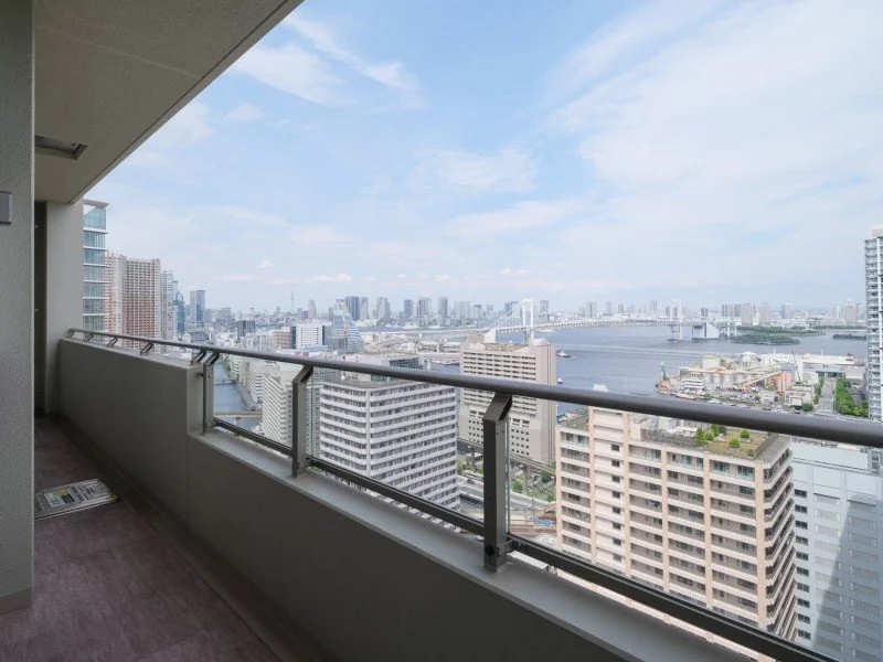 高層ビルのバルコニーから見える都市と川の景色