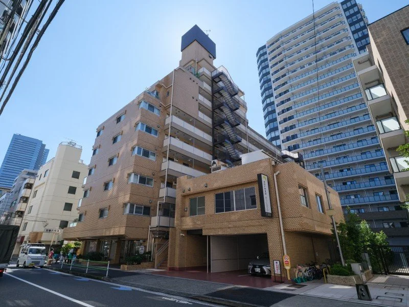 高層ビルと中層ビルが並ぶ都市の風景。