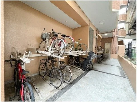 バイクと自転車、ベビーカーが駐輪されているバルコニーの様子