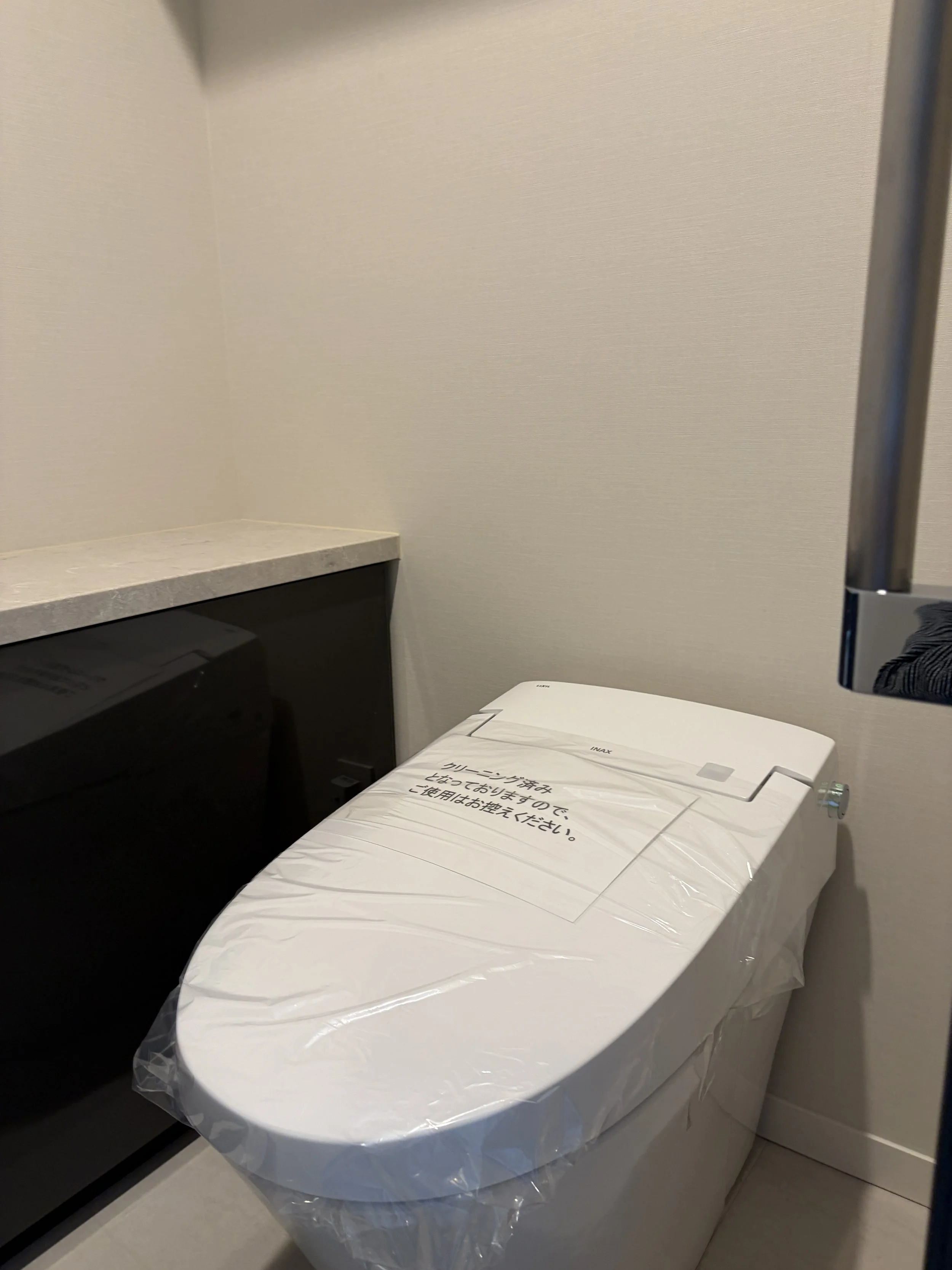 洗浄済みと書かれた紙が貼られたトイレの便器。