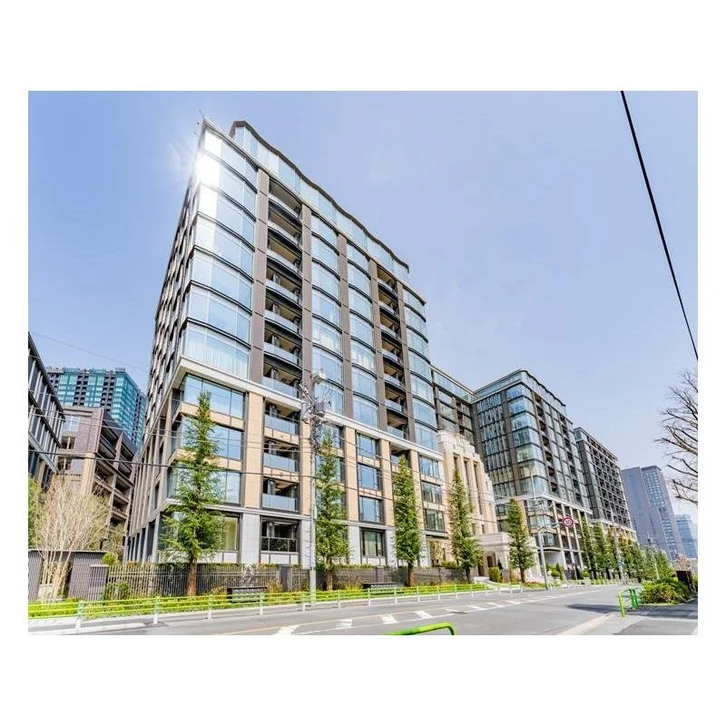 高層の現代的なマンションの建物と青空