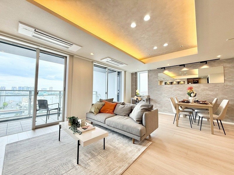 明るいリビングルームとダイニングルーム、バルコニーを備えた現代的なマンションの interior.