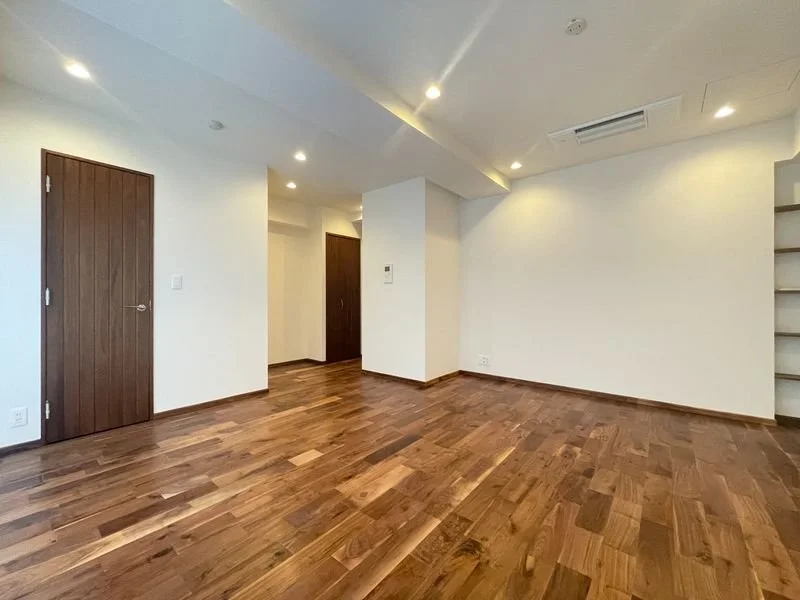 木製の床と白い壁のシンプルな部屋の interior.