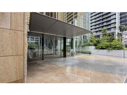 都市のビルの入口のガラスドアと庇のあるエントランス