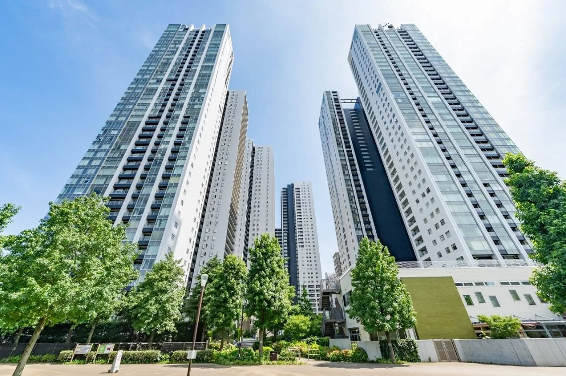 高層ビル群と緑の樹木が並ぶ都市の風景