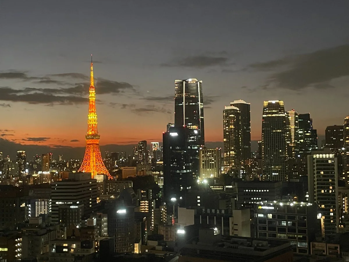 東京の夜景、東京タワーと高層ビル群が見える都市の風景。