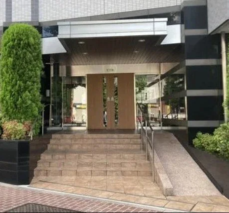 モダンなビルのエントランスの階段と入口部分。
