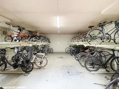 自転車とバイクが駐車されている地下駐輪場