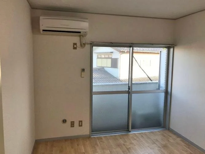空の部屋、窓とエアコンがある