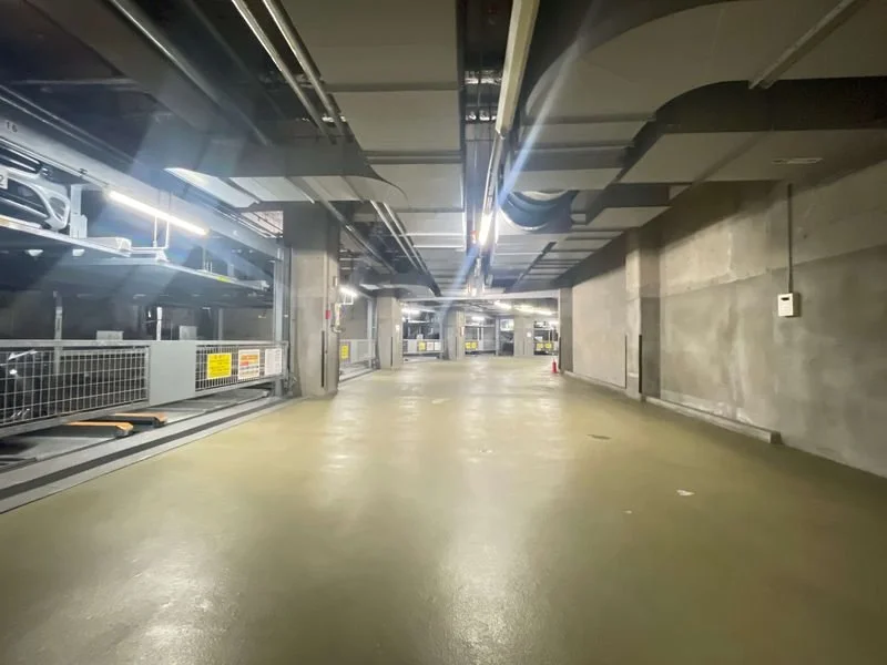 地下駐車場の空いている通路と駐車スペース。
