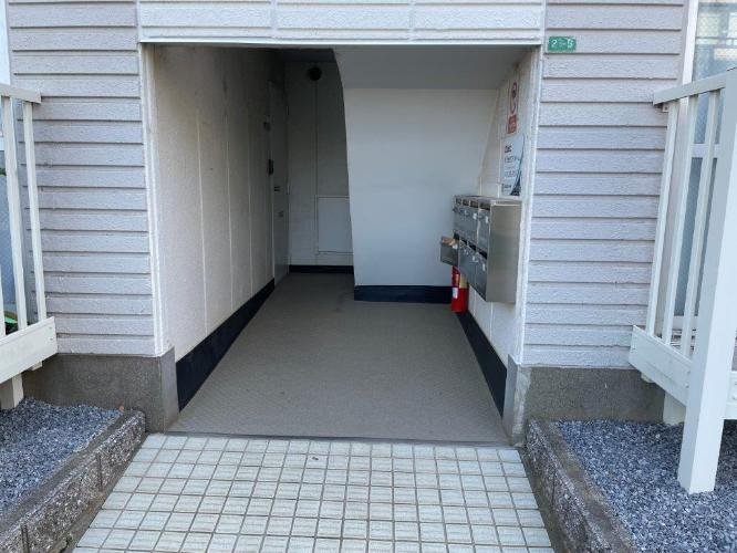 集合ポストと消火器がある建物のエントランス部分。