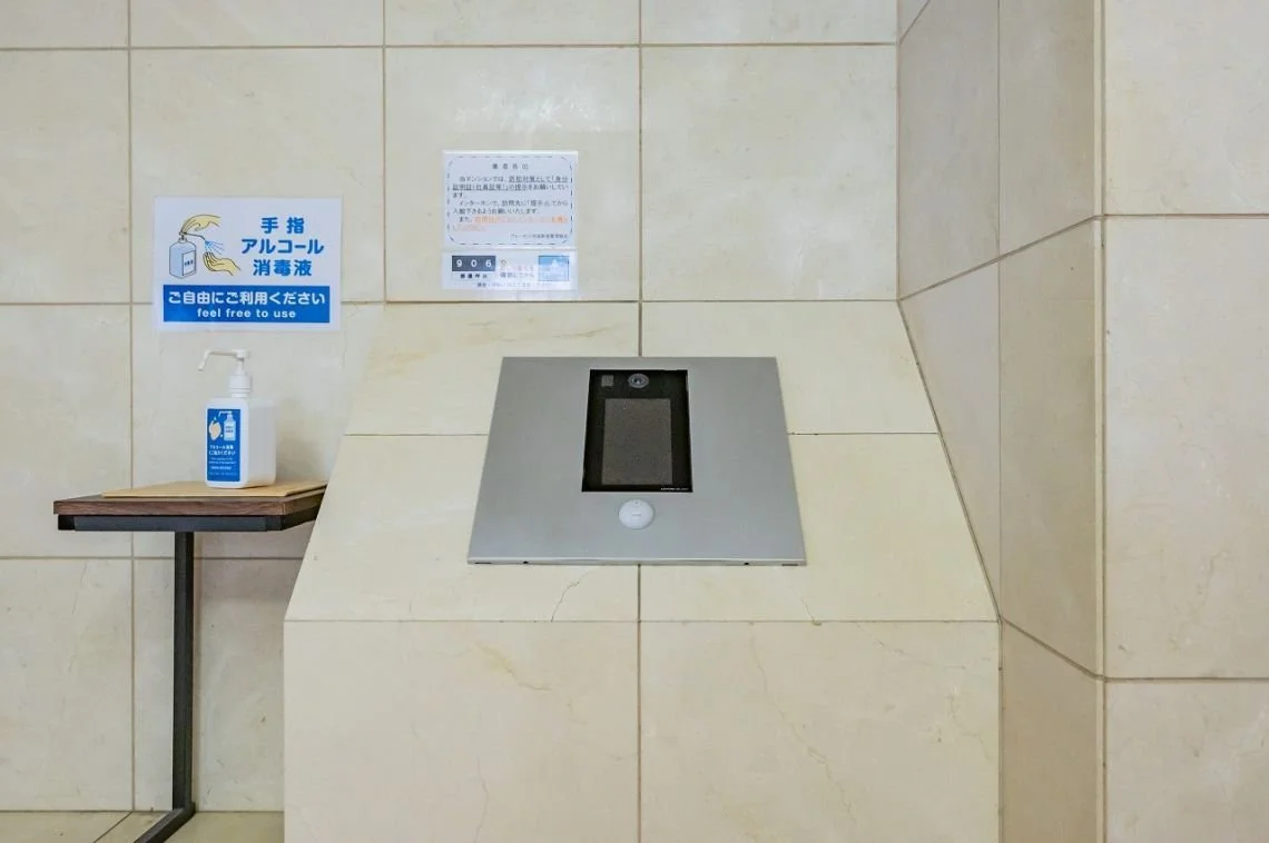 手指アルコール消毒液の設置されたレジスキャナーと看板