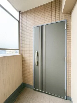 マンションのバルコニーにある金属製の扉.