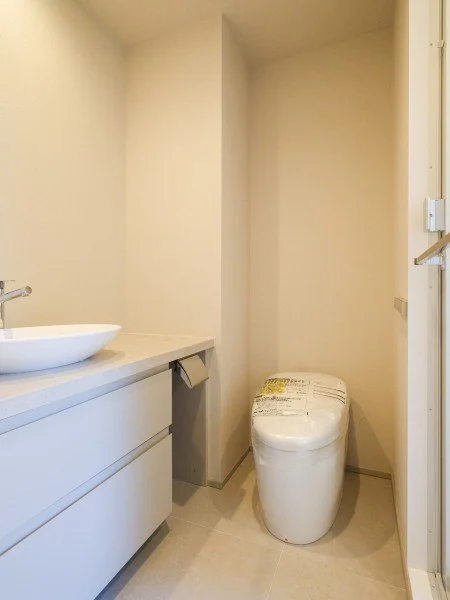 洗面台と便器のあるトイレの内装