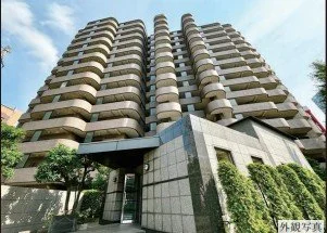 高層マンションの建物と入り口部分の外観