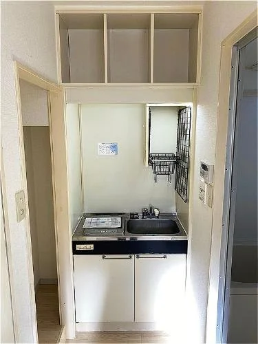 小さなキッチンコンロとシンク付きのミニキッチン