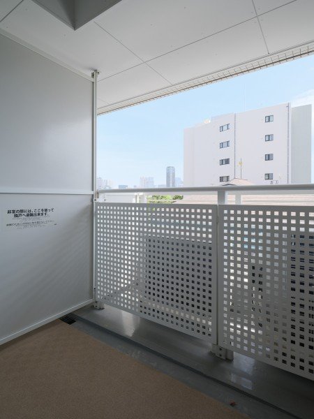 バルコニーの眺めと白い建物と青空