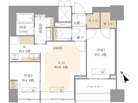 日本語の間取り図。玄関、シューズインクローゼット、ウォークインクローゼット、浴室、洗面室、キッチン、リビングダイニング、洋室2約4.6畳、洋室1約7.0畳、バルコニーが描かれている。