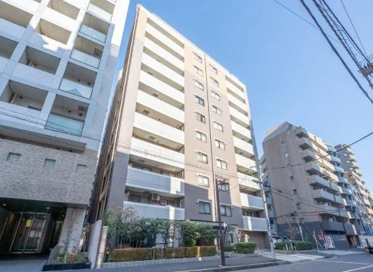 都市の高層マンション群と道路、電柱と電線