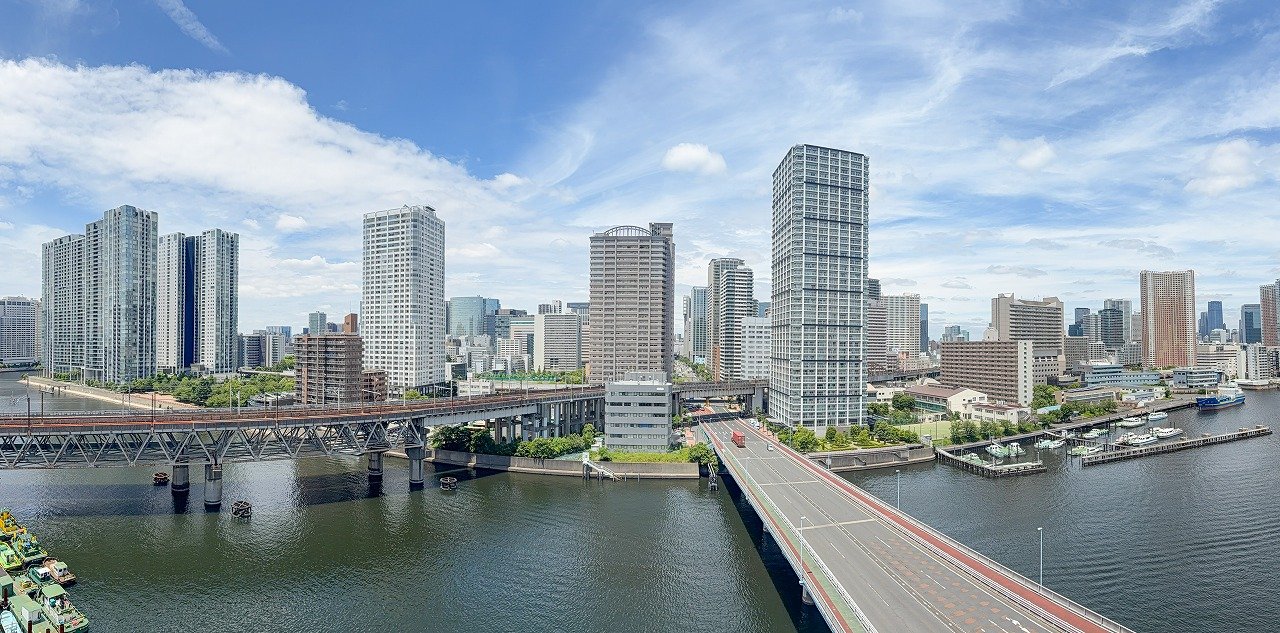 東京の都市景観、川と橋、多くの高層ビル、晴れた空
