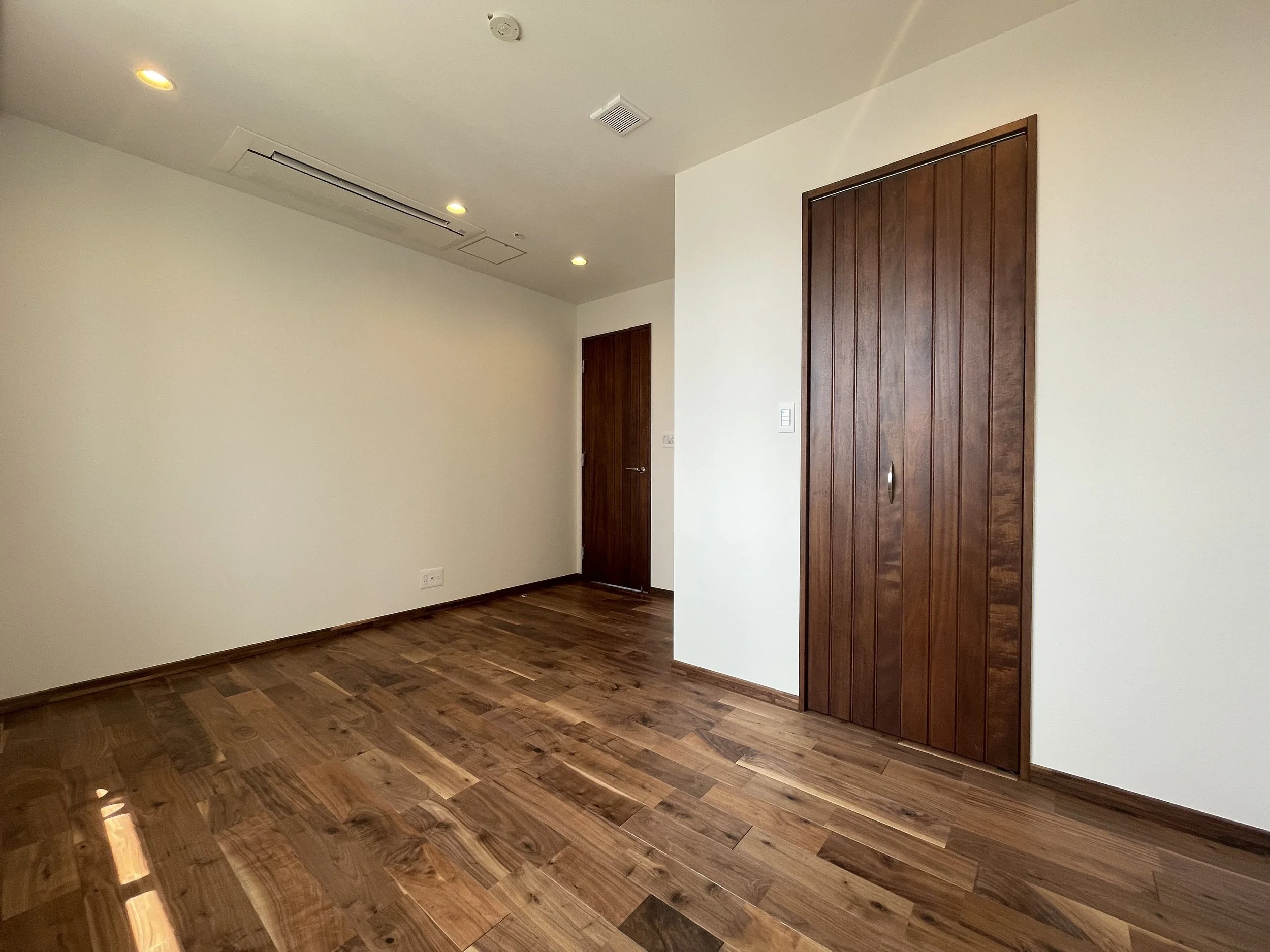 木製の床とドアのある空スタジオルーム